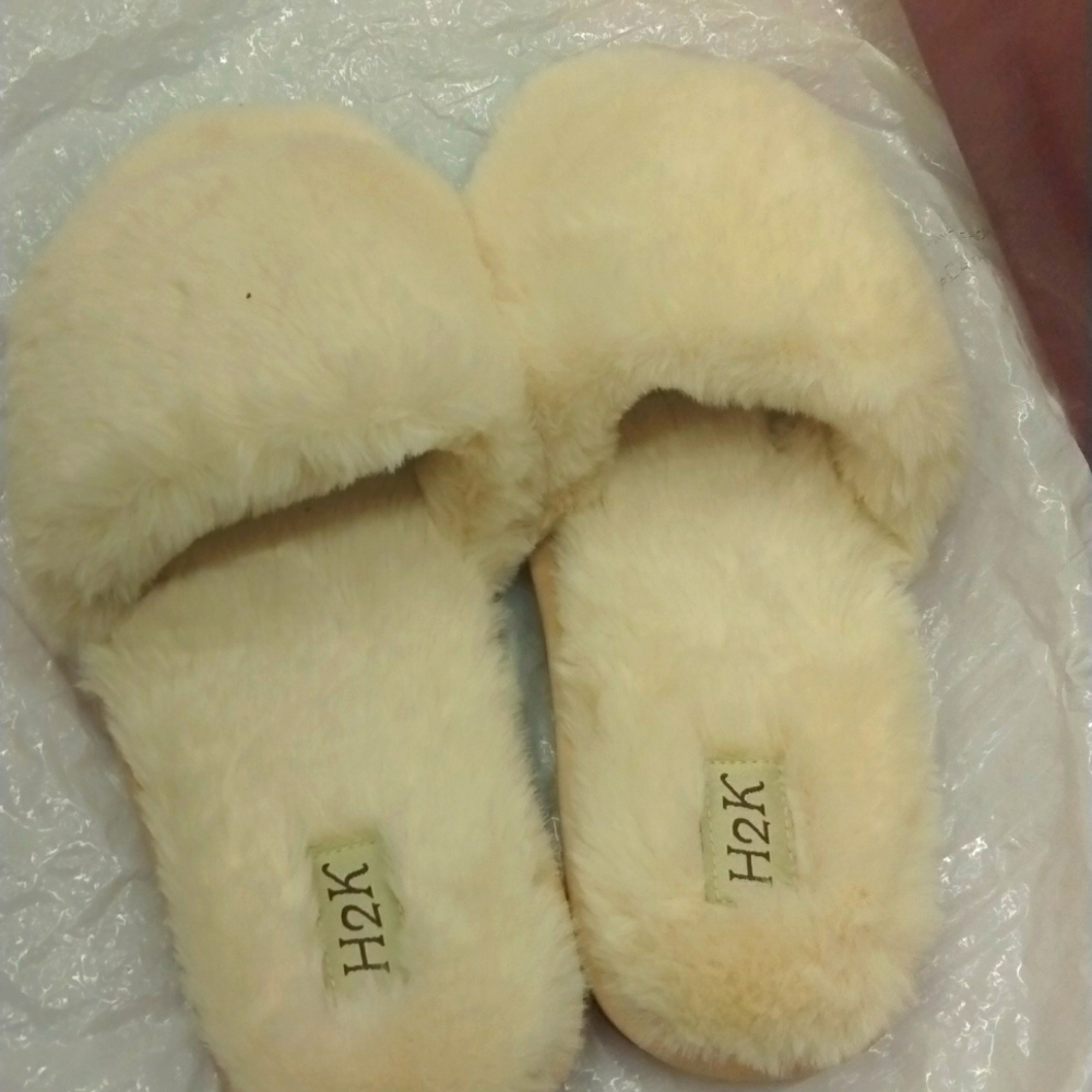 Jennifer white slippers size 9